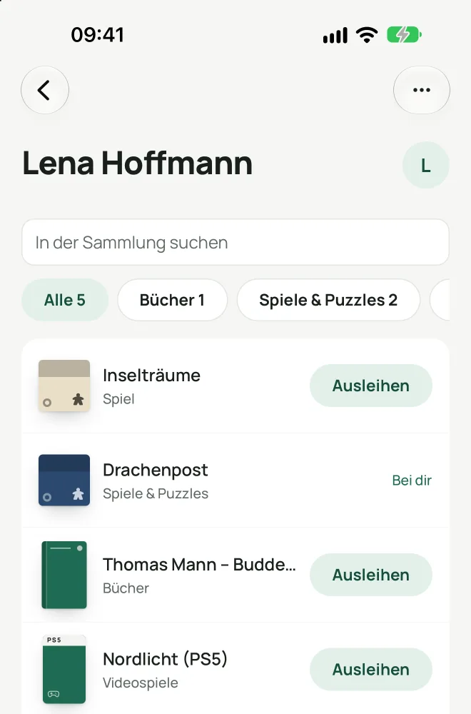 Lena Hoffmanns Regal in Stöbr, jedes Spiel und Buch mit einem Knopf zum Ausleihen.